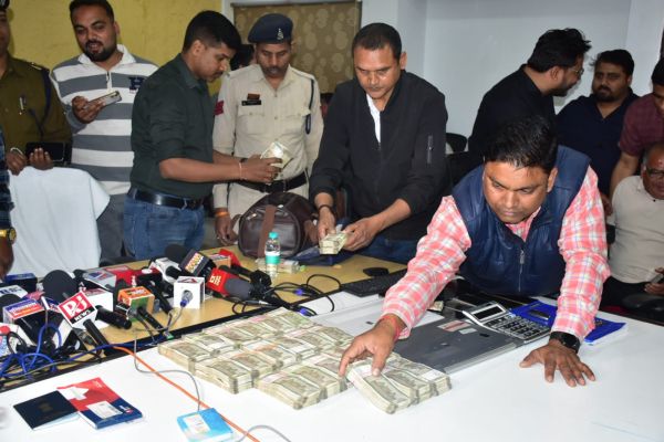 आनलाइन सट्टेबाजी,4 बुकी गिरफ्तार,50 लाख, दो लैपटॉप मोबाइल बरामद, 