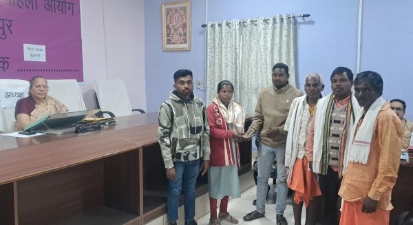 महिला आयोग ने कोंडागांव की महिला का खत्म कराया सामाजिक बहिष्कार