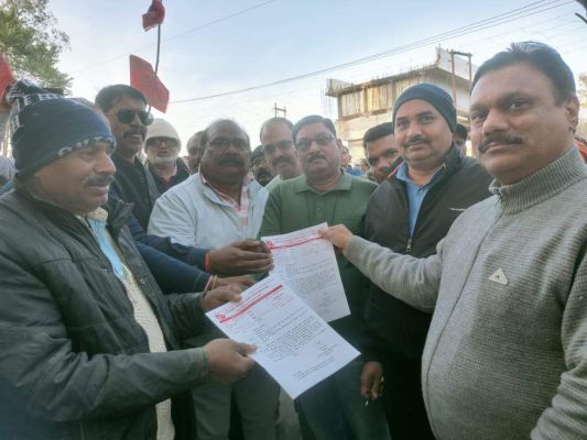 बलरामपुर खदान को चालू करने की मांग पर एचएमएस का धरना