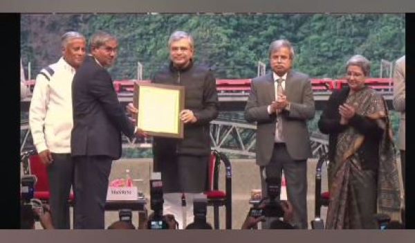 देखें VIDEO : रायपुर स्टेशन प्रबंधक को  अति विशिष्ट रेल सेवा पुरस्कार