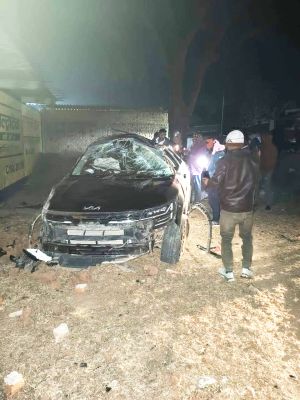 तेज रफ्तार कार पलटी, दो युवकों की मौत