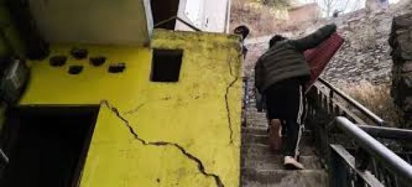 शिमला में सुरंग निर्माण के दौरान ब्लास्टिंग से घरों में आई दरारें, 15 परिवार हुए बेघर