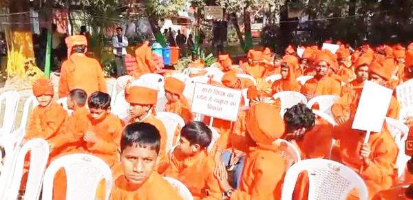 विवेकानंद उद्यान में चेतना महोत्सव के दौरान मधुमक्खियों का हमला