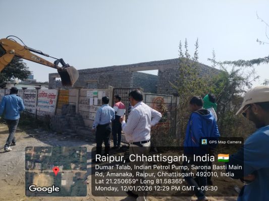 4 अवैध दुकानों को तोड़ा,  इंडियन पेट्रोल पम्प के सामने बिना अनुमति  निर्माण को हटाया