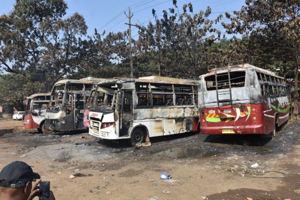 5 बसें आग के हवाले 