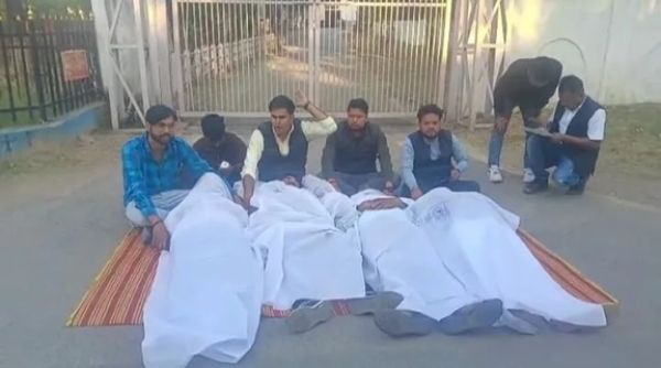 पहले सुमेर और अब बैसाखू ने जहर पिया, हताश हो रहे धान बेचने में नाकाम किसान