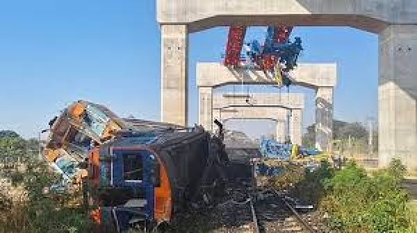 थाईलैंड के उत्तर पूर्वी क्षेत्र में चलती यात्री ट्रेन पर गिरी क्रेन, 22 मौतें