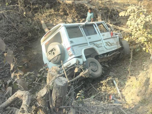 तातापानी महोत्सव देखने जा रही ग्रामीणों से भरी बोलेरो पुल से गिरी, 5 जख्मी