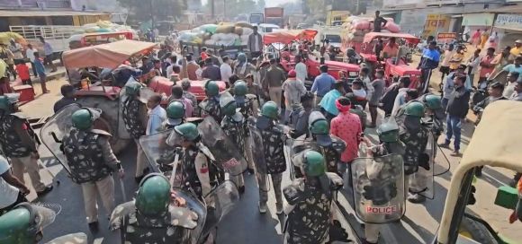 किसानों ने किया एनएच जाम, सैकड़ों वाहन फंसे