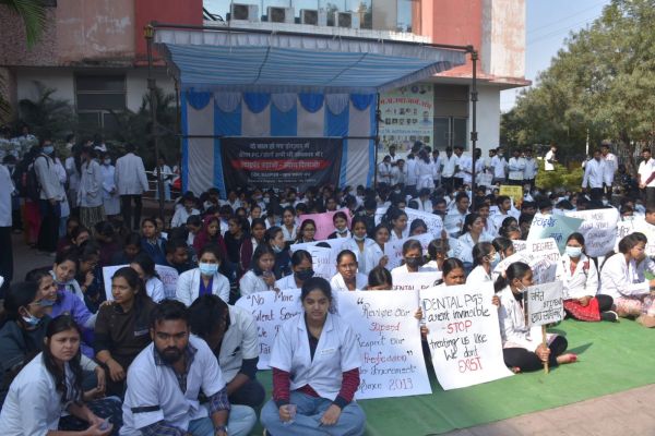 डेंटल कॉलेज के  छात्र तीन दिवसीय प्रदर्शन पर 