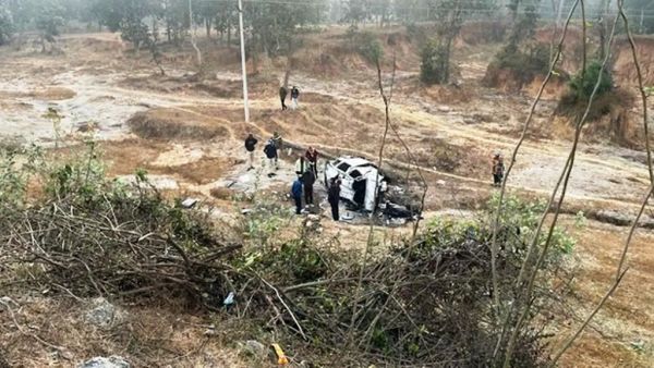 30 फीट गहरी खाई में गिरकर आग का गोला बनी कार