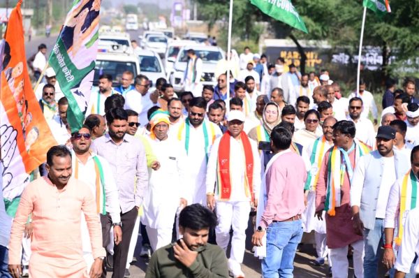 मोदी सरकार ने भारत के मजदूरों के काम के अधिकार को छीन लिया - बैज