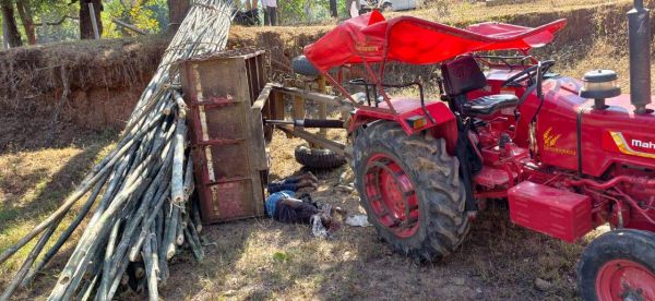 बांस से लदी ट्रैक्टर-ट्रॉली पलटी, 2 मौतें