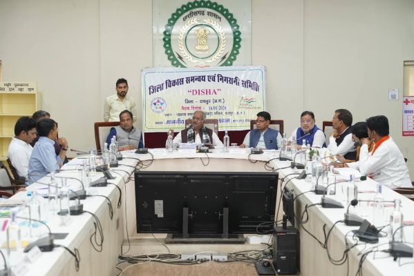 पीएम आवास के भूखंड को आवासीय घोषित कर बकाए को पट्टे देने कहा सांसद ने 