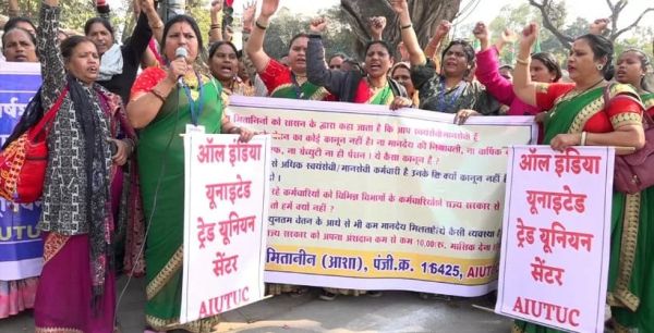 आंबा कार्यकर्ता- सहायिकाओं, मितानिनों का धरना-प्रदर्शन