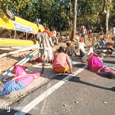 झारखंड के लातेहार ओरसा घाटी में यात्री बस पलटी, बलरामपुर के 5 की मौत, कई गंभीर