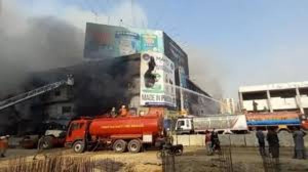 पाकिस्तान: कराची के शॉपिंग मॉल में लगी आग में कम से कम छह लोगों की मौत