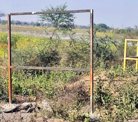 बस्ती बसी नहीं, चोरों का धावा-सूचना बोर्ड चोरी, निगरानी पर सवाल