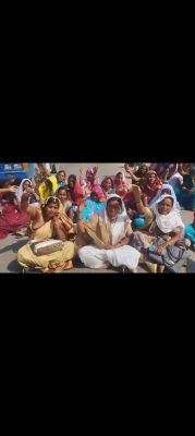 मध्याह्न भोजन रसोइया संघ की सदस्य  महिलाएं घोड़ारी में प्रदर्शन पर बैठीं 