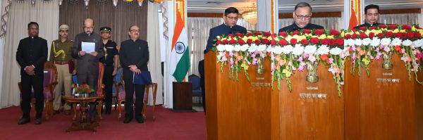 डेका ने  जैन अग्रवाल और  मिश्रा को  शपथ दिलाई