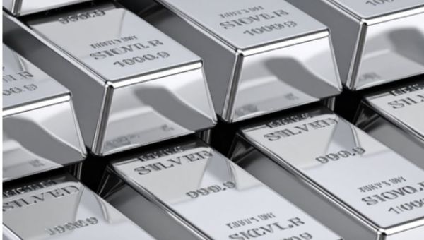 चांदी में रिकॉर्ड तेजी, कीमतें पहली बार तीन लाख रुपए प्रति किलो के पार