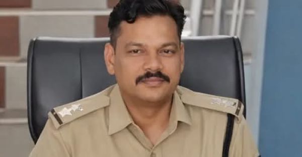 कुत्तों से बचने कोशिश में एसआई की टैंकर से कुचलकर मौत