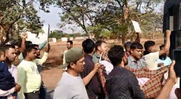 देखें VIDEO : वर्दी दो या मृत्यु दो के नारे 