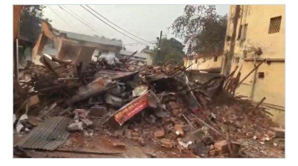 रेप के आरोपी अधेड़ का घर और  दुकान बुलडोजर से जमींदोज