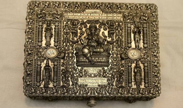 शादी का न्यौता, 3 किलो चाँदी का, लागत 25 लाख !