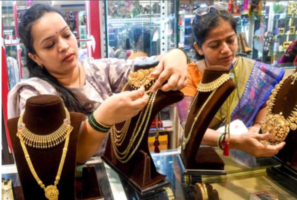 सोने-चांदी की कीमतों में गिरावट, वैश्विक तनाव में कमी आने से कीमती धातुओं पर बढ़ा दबाव 