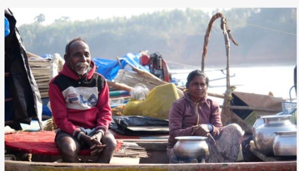 'जीना यहां, मरना यहां', सालों से नावों में रह रहे हैं ये परिवार