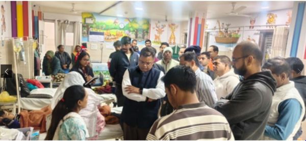 इंदौर: दूषित पानी से बीमार लोगों से मिलने अस्पताल पहुंचे कलेक्टर, उपचार की व्यवस्थाओं का लिया जायजा