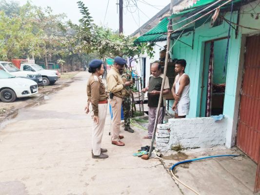 अटल-बॉम्बे आवास व बस्तियों में अफसरों ने टीम सहित की चेकिंग