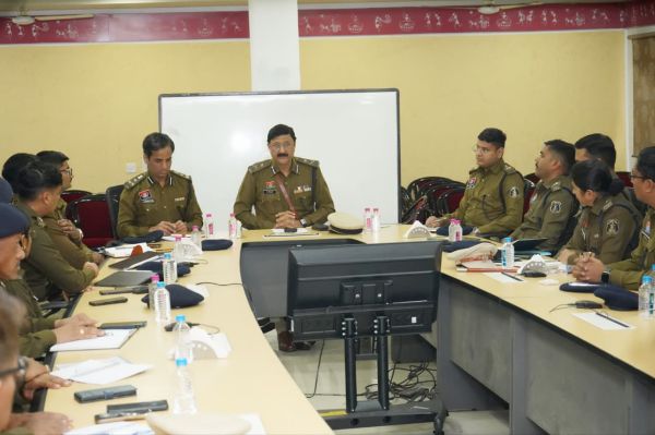 पुलिस कमिश्नर की देर रात तीन घंटे रायपुर की कानून व्यवस्था पर मातहतों से मंथन 
