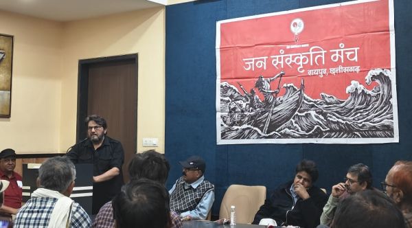 नामचीन लेखकों, कवियों ने किया प्रतिरोध की रचनाओं का पाठ.