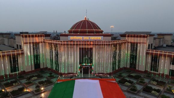 हाई कोर्ट परिसर में आकर्षक मार्च पास्ट, ड्रोन से हुई फूलों की वर्षा