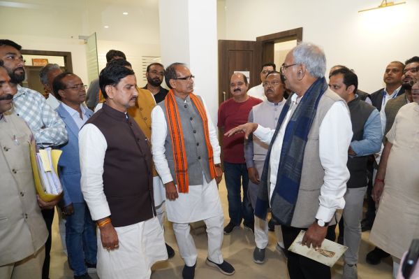 केंद्रीय मंत्री चौहान बृजमोहन के सांसद कार्यालय से प्रभावित हुए