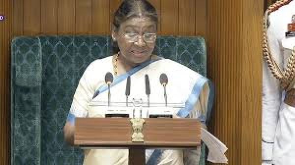 राष्ट्रपति मुर्मू का संसद भवन में औपचारिक स्वागत, अभिभाषण के साथ बजट सत्र की शुरुआत हुई