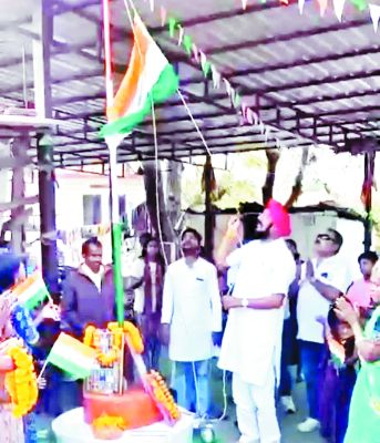 पूर्व विधायक जुनेजा ने गंगा कुष्ठ बस्ती,पंडरी स्कूल सहित अन्य क्षेत्रों में फहराया गणतंत्र दिवस पर तिरंगा