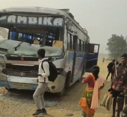 यात्री बस और ट्रेलर की टक्कर, 20 से अधिक जख्मी