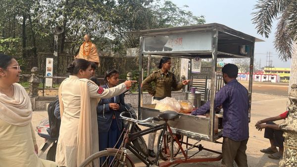 स्कूल–कॉलेज के आसपास अनावश्यक खड़े होने एवं पान ठेलों पर भीड़ लगाने वालों के विरुद्ध कार्यवाही