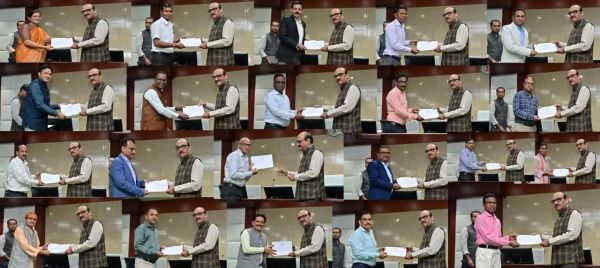 ई-ऑफिस में उत्कृष्ट कार्य के लिए अधिकारी-कर्मी  प्रशंसा पत्र से सम्मानित