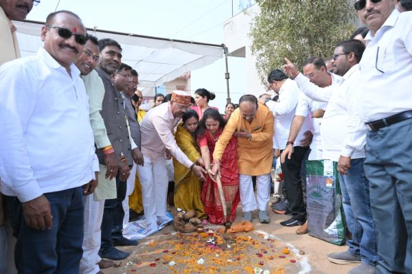 2 करोड़ के निर्माण कार्यों का भूमिपूजन किया साहू, चौबे और राठौड़ ने 