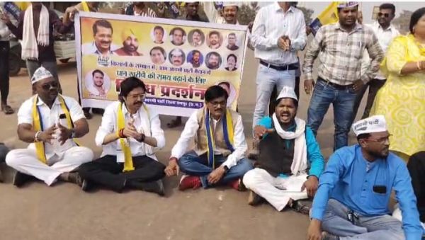 किसानों की मांगों को लेकर आप पार्टी का धरना प्रदर्शन, अभनपुर में किया चक्का जाम