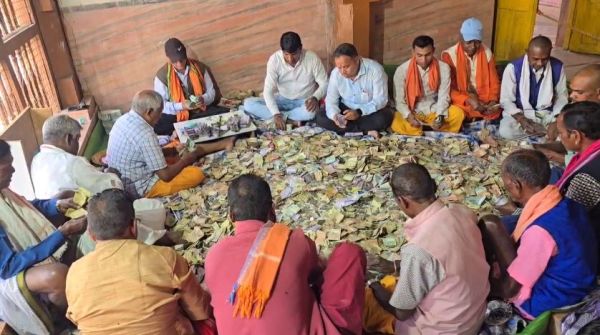  माँ दंतेश्वरी की दानपेटी से निकले 19 लाख नगद और सैकड़ों अर्जियां