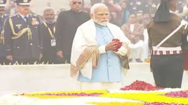 राष्ट्रपति, मोदी ने महात्मा गांधी की पुण्यतिथि पर राजघाट पर उन्हें श्रद्धांजलि दी