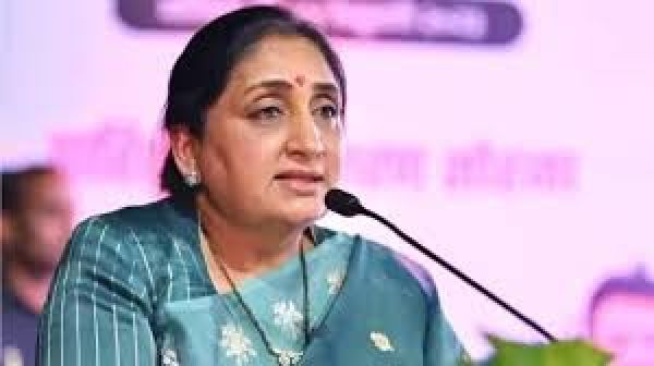 सुनेत्रा पवार मुंबई पहुंचीं, महाराष्ट्र की पहली महिला उपमुख्यमंत्री बनने की तैयारी