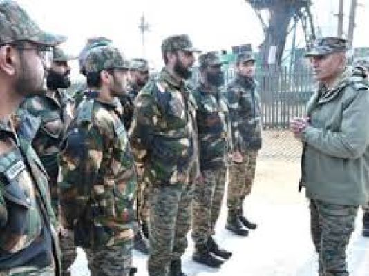 जम्मू कश्मीर : सैन्य कमांडर ने आतंकवादियों से मुठभेड़ के बीच आतंकवाद रोधी ‘ग्रिड’ की समीक्षा की