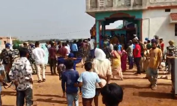 सेंध में तोड़ फोड़ अभियान ग्रामीण विरोध में उतरे 