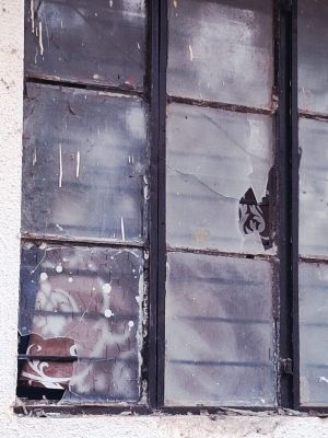 मंत्रालयीन कर्मियों के घरों में पत्थरबाजी 